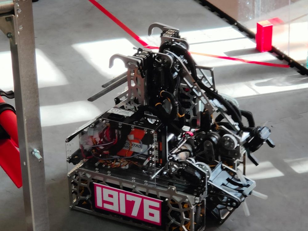 Robotul VOID, construit de membrii echipei în 2025